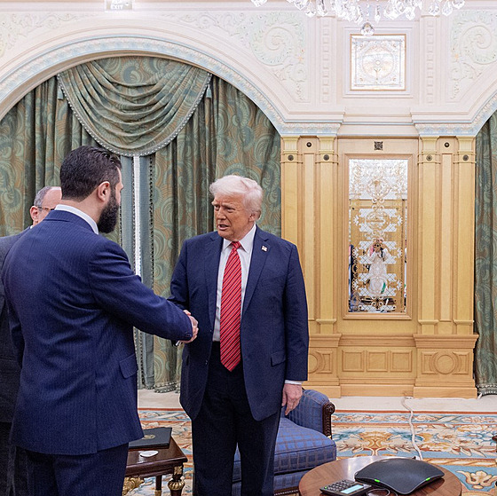 Ahmad ará a Donald Trump v Rijádu