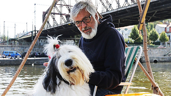 Jií Bartoka coby veteriná Jan ve filmu Teorie tygra