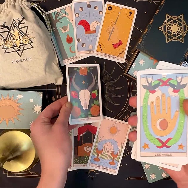 Tarot horoskop na měsíc: Drama ve vztazích, crush alert a cash flow!