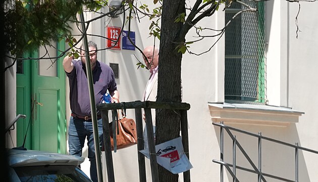 Felix Slovek se svm synem Felixem jeli pro mmu Ddu Patrasovou do Bohnic.