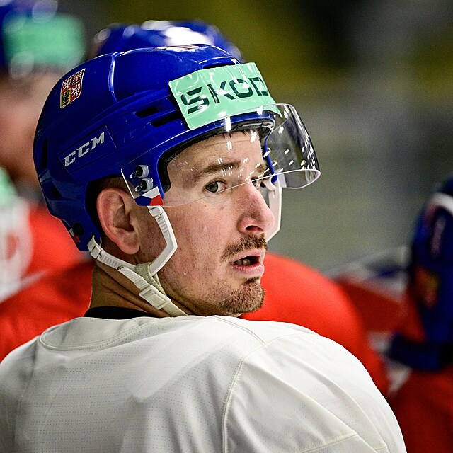 Roman ervenka, hrdina verejho zpasu se vcary.