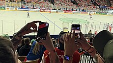 ei toí, sdílejí a fandí.Zábr z tribuny bhem zápasu  fanouci zachycují...