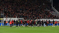 Dresy dol, kieli fanouci na hráe Sparty po debalku v Olomouci.