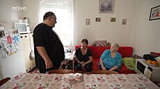 Petr se stará o maminku i babiku.