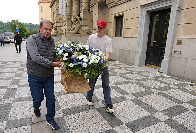 Petr Dvok nese vnec na poheb Jiho Bartoky