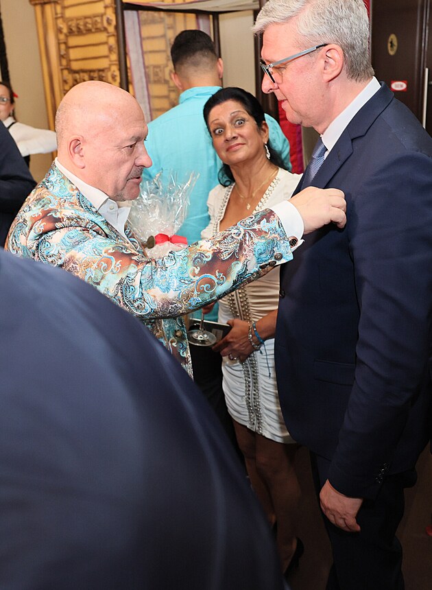 Poslední sbohem Nadě Urbánkové: Slzy nad rakví, slavní hosté do hrobu ...