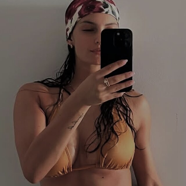 Anna ve svm stylu  smysln, pirozen a sebevdom. Cooling on the body warming on the soul, napsala k fotce.