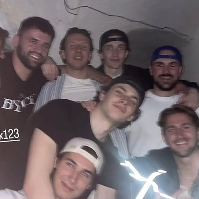 Sloven�t� hokejist� po propad�ku na MS pa�itli s kontroverzn�m influencerem Filipem Sul�kem. Pr� ho neznali, on tvrd�, �e fotku cht�li sami!