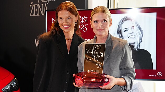 Nikol Leitgeb se svou cenou za nada�n� fond Radovan