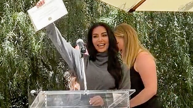 Kim Kardashianov kon studium prv.