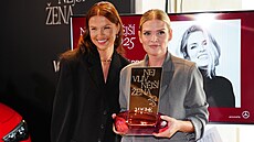 Nikol Leitgeb se svou cenou za nada�ní fond Radovan