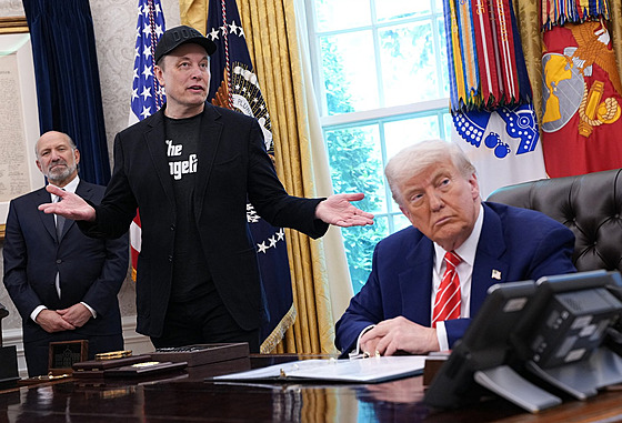 Konec Elona Muska v úadu DOGE oznámil Donald Trump za jeho pítomnosti