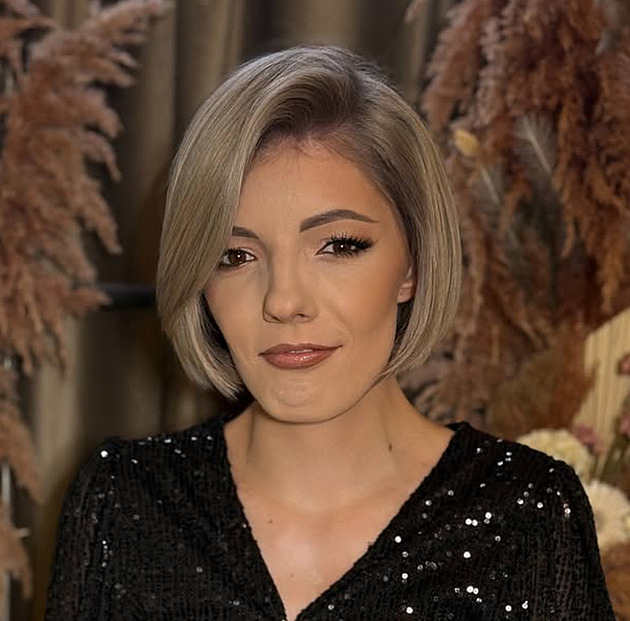 Shopaholic Adel je v problémech. Přítele sice opět má, ale peníze ne