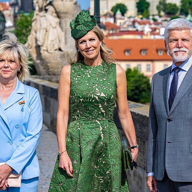 Mxima bhem prochzky Prahou: Zelen krajkov aty od Nathana, elegantn a...