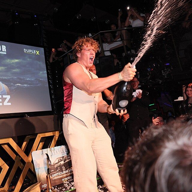 P�ja v�hru po��dn� zapil.