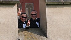 Pavel Vítek a Janis Sidovský zamávali fotografm Expresu u jako manelé.