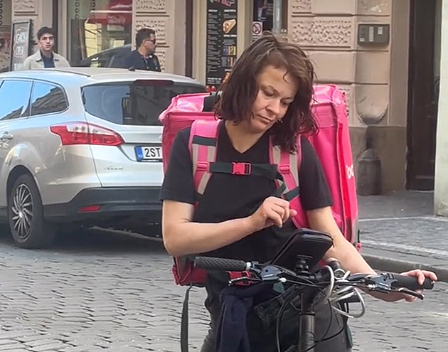 Kurýrka Foodory na drogách? Podle lidí žena rozhodně nebyla střízlivá