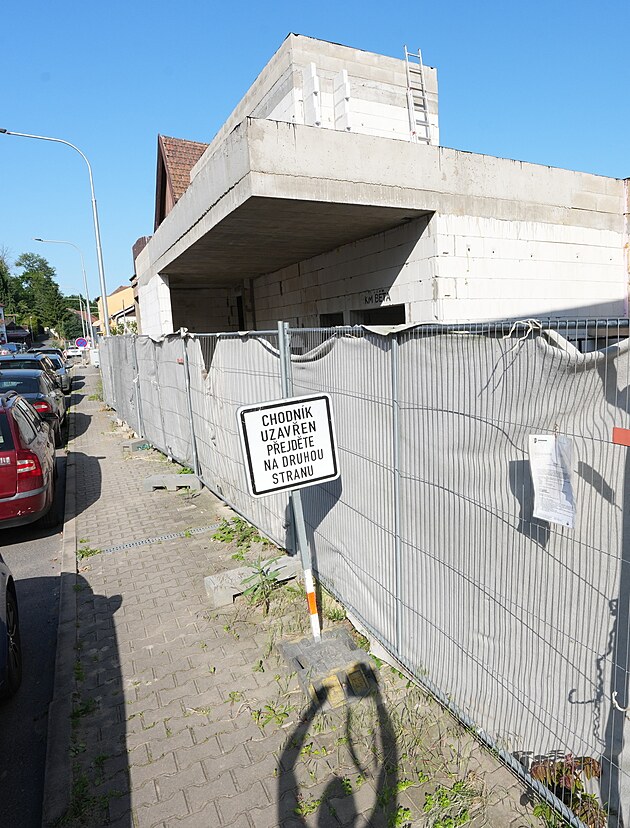 Stavba zabr velkou st chodnku. Povolen k zboru ale vyprelo 10. ledna.