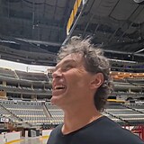 Jaromír Jágr v aréně zkontroloval, zdali je stále vyvěšený jeho dres.