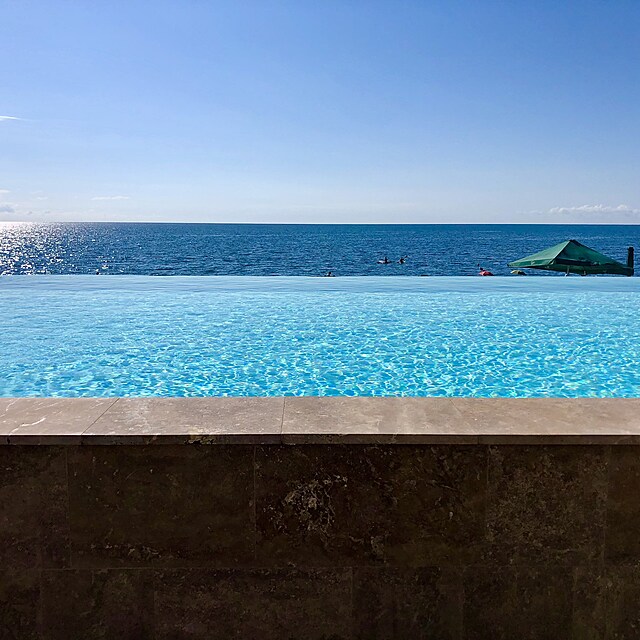 Hotelov infinity pool