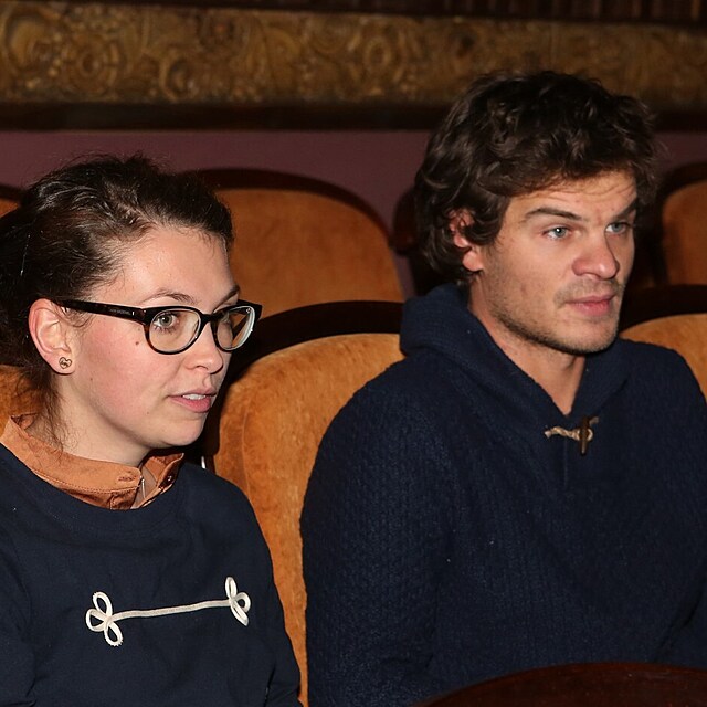 Je�t� p�ed p�r lety p�sobili jako b�n� p�r. Nikol Enevov� a Adam Kraus bok po boku v divadeln�ch l��ch. Tehdy nikdo netu�il, jak temn� obraty jejich vztah nabere.