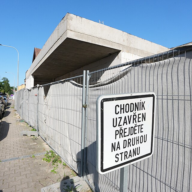 Stavba zabr velkou st chodnku. Povolen k zboru ale vyprelo 10. ledna.