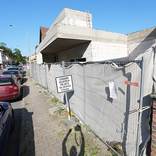 Stavba zabr velkou st chodnku. Povolen k zboru ale vyprelo 10. ledna.