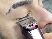 Novým mu�ným beauty trendem je holení �as.