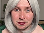 Paloma Diamond � postar�í here�ka s legendárním �edivým bobem, výrazem...