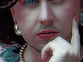 Paloma Diamond � postar�í here�ka s legendárním �edivým bobem, výrazem...