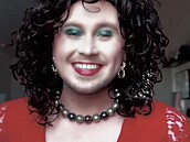 Paloma Diamond � postar�í here�ka s legendárním �edivým bobem, výrazem...
