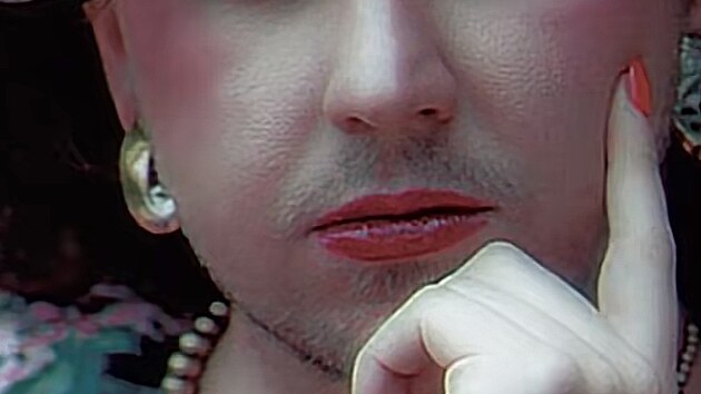 Paloma Diamond  postar hereka s legendrnm edivm bobem, vrazem zaslouil divy a reputac eny, kterou Akademie znovu a znovu pehl. Ikonick videa s neexistujc hvzdou sleduj miliony fanouk.