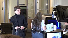 Soud Adama Krause a Nikol Enevové