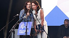 Agáta a Ornella pebírají cenu na pódiu.