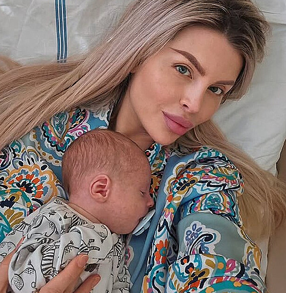 Lela Vémola s malým Arnoldem v nemocnici