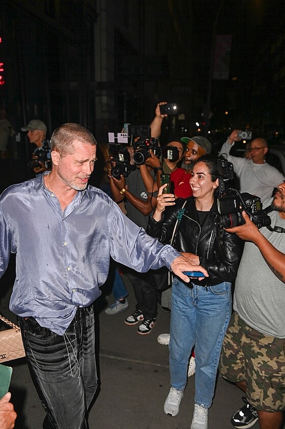 Brad Pitt tv v tv paparazzi peklu.