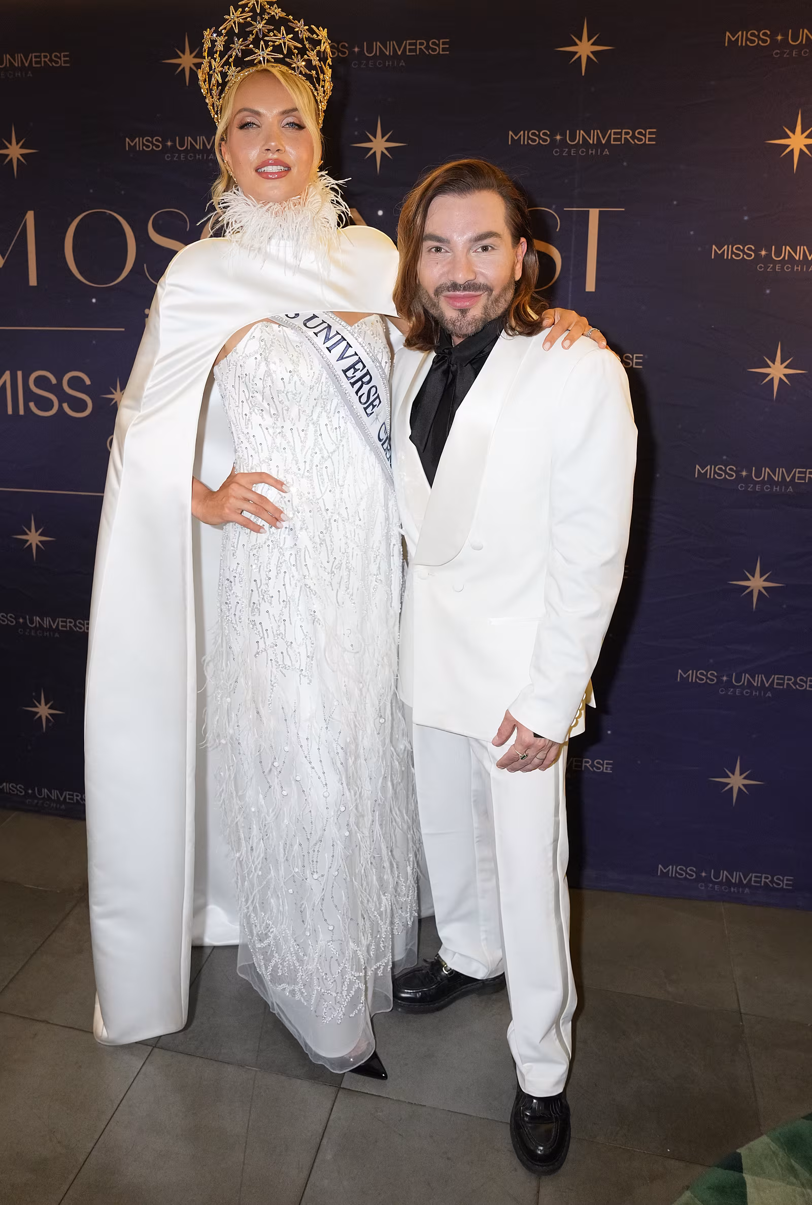 Miss Universe Česko 2025 Michaela Tomanová a ředitel soutěže Sam Dolce