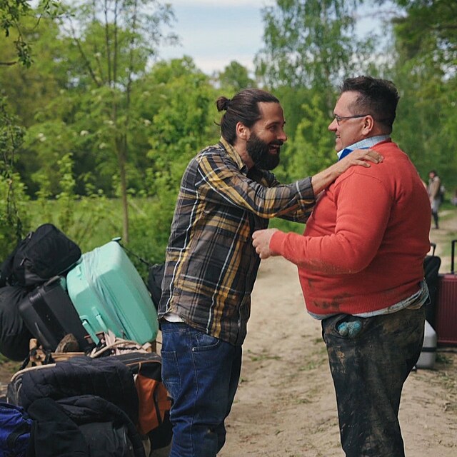 Zpvk Michal a lovec slev Lubo z ad obyejnch lid se raduj z vtzstv.