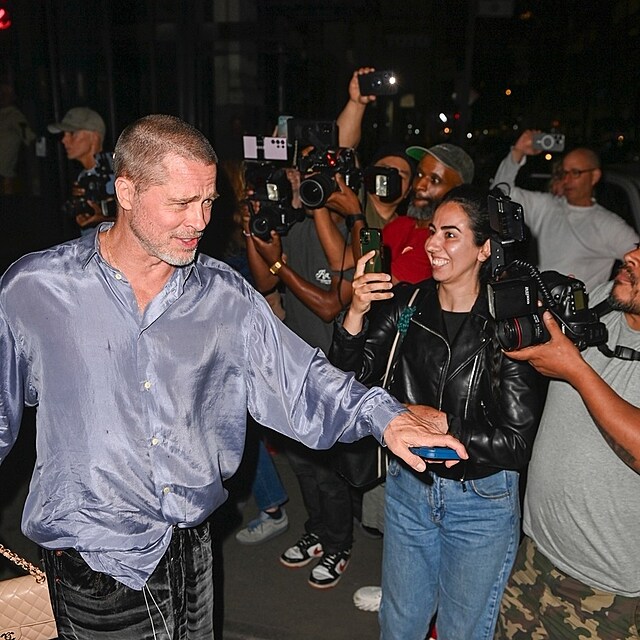 Brad Pitt tv v tv paparazzi peklu.