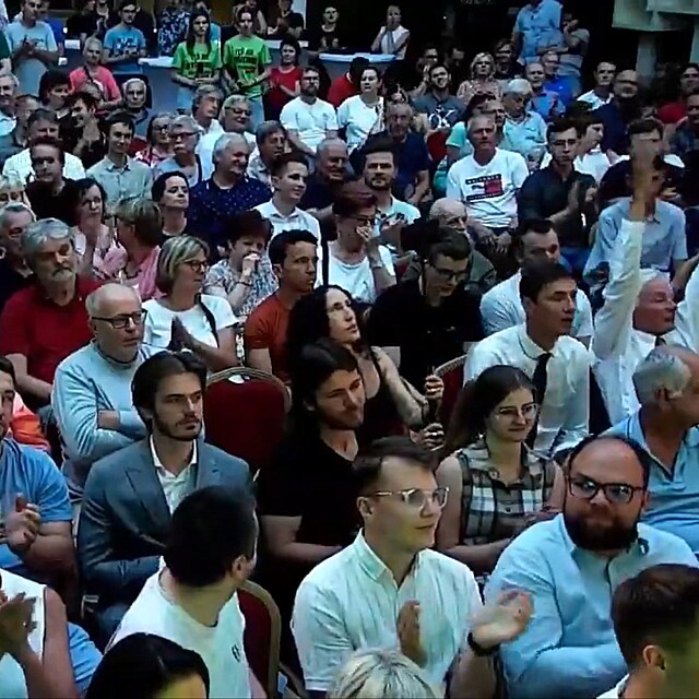 Miroslav Sldek (na fotce vpravo v bl koili) m ruku stle zvednutou.