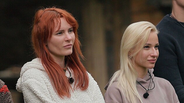 Mezi bachelorkou Mary a oby�ejnou Sandrou to sk��pe u� od za��tku. Sand�e vad�, jak Mary ��um�, Mary zase hned o��hla Sand�iny �asy a huben� t�l��ko ve cvi�ebn�m outfitu.