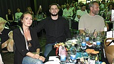 U �estného stolu sed�la zp�va�ka Lucie Vondrá�ková s partnerem a zápasníkem MMA...