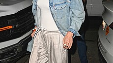Uvolnná elegance  bílý top, oversized dínová bunda a kalhoty jako z...