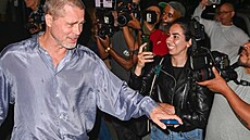 Brad Pitt tváí v tvá paparazzi peklu.