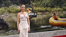 Scarlett Johansson jako filmová královna ve�era. Bílá krajková róba s...