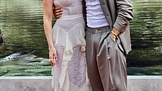 Jonathan a Scarlett si neustále n�co �eptali, smáli se a p�edvedli i pár...