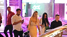Lela Vémola a Karlosv syn CJ (vpravo) nastupují do taxíku a vyráí smr bar...
