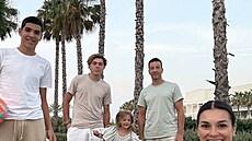 Alena eredová se svými syny, starím Louisem Thomasem vlevo a mladím Davidem Lee vpravo na své druhé svatb.