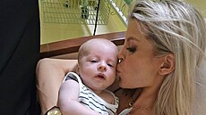 Vy�erpaná Lela musela se synem Arniem znovu na operaci.
