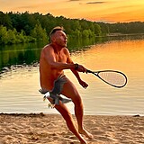 Jan Tuna hraje na nudapli badminton.